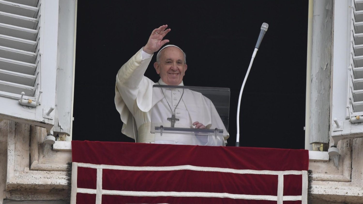 В воскресенье Папа снова поприветствует верных из окна Апостольского дворца