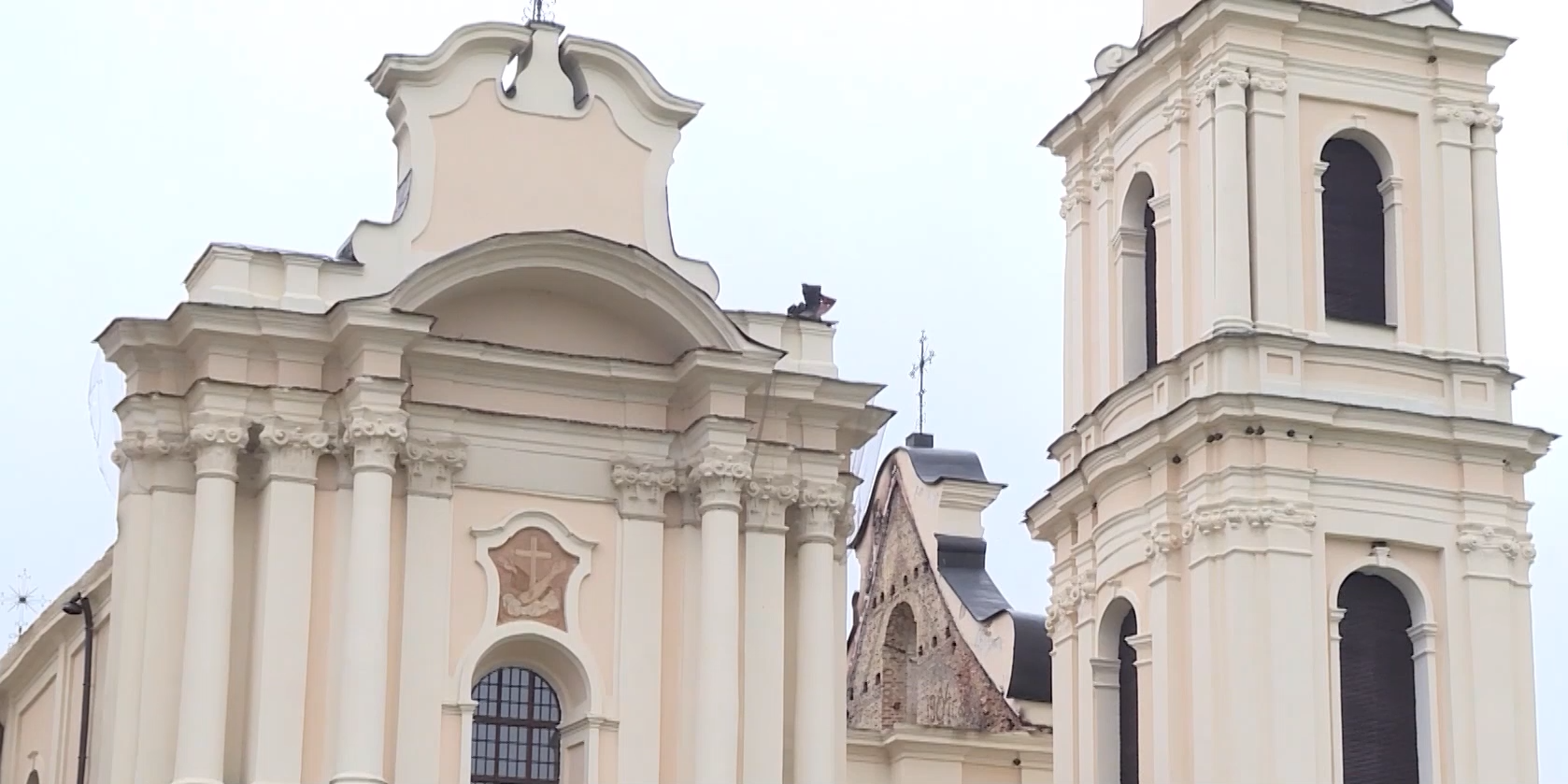 Белорусский Нотр-Дам: специалисты обследуют пострадавший от огня костел