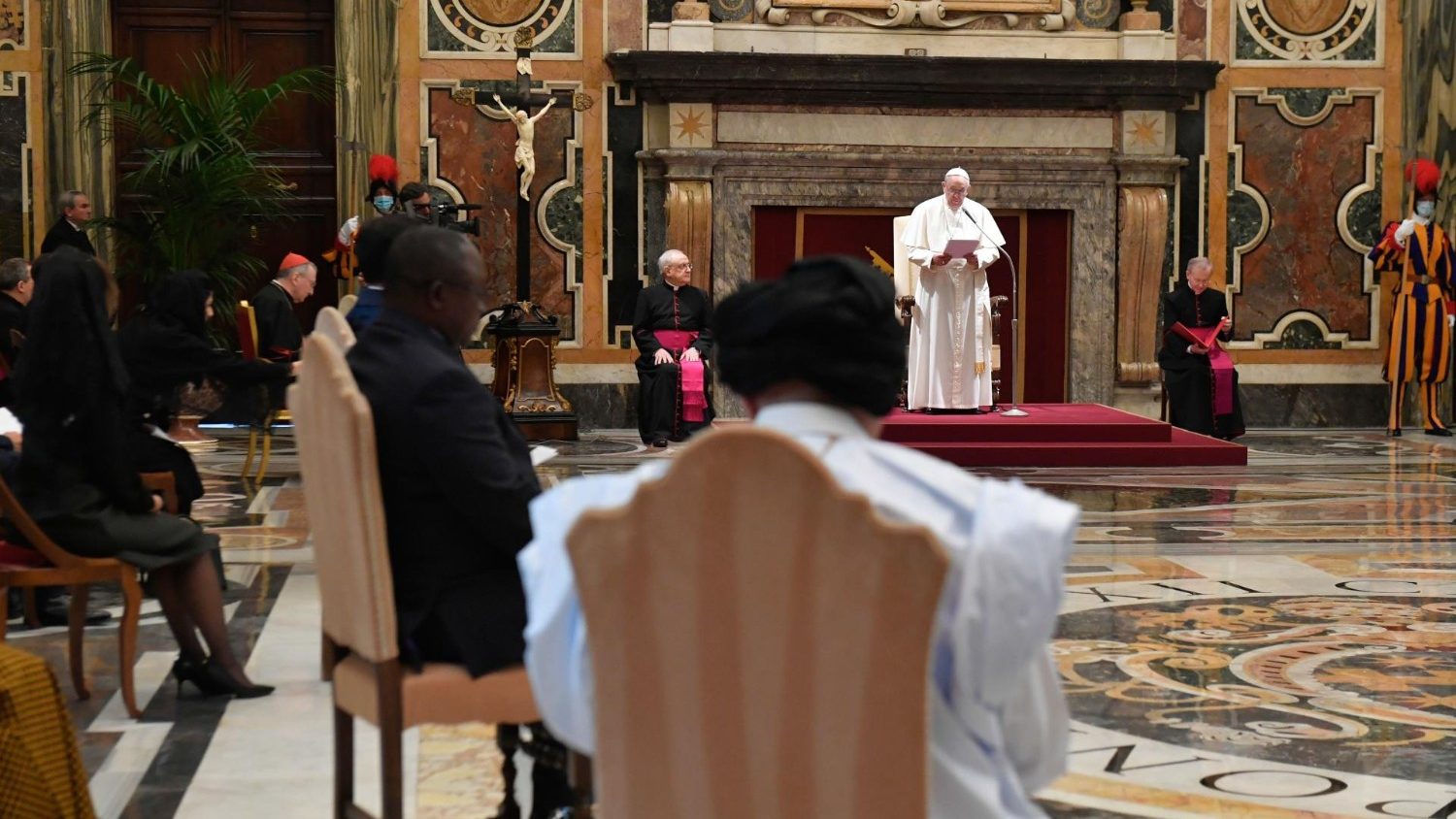 Папа встретился с новыми послами и пригласил к молитве о Святой Земле