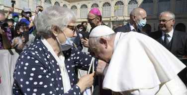 Папа Римский поцеловал концлагерный номер бывшей узницы Освенцима