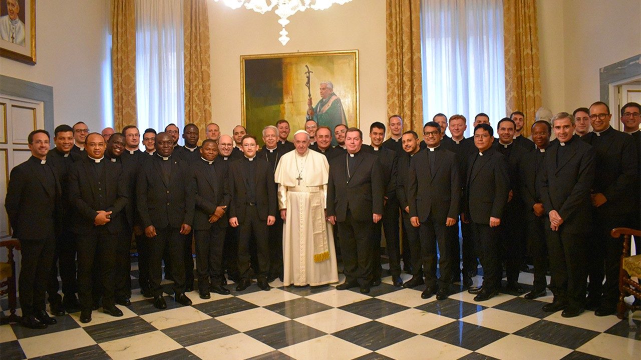 Папа: дипломаты, представляющие Св. Престол, должны быть открыты для нового, твердо придерживаясь традиции