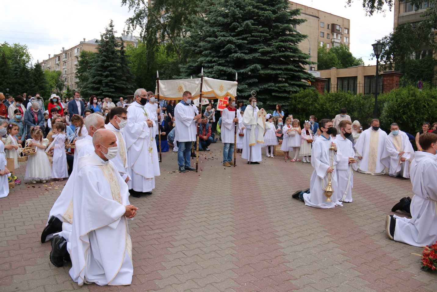 В праздновании торжества Пресвятых Тела и Крови Христа в Москве принял участие Апостольский нунций в Российской Федерации (+ФОТО)