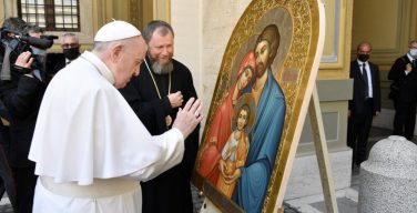 Папа Франциск благословил икону Святого Семейства из Джублыка