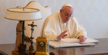 Папа призвал иезуитов открыть свои школы для бедных