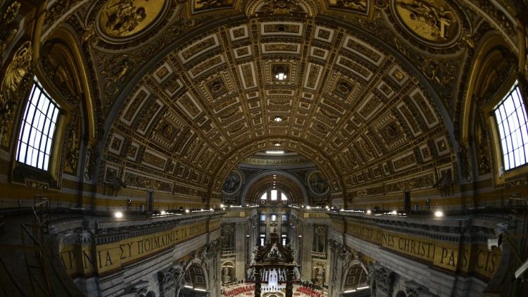 Новые правила совершения Мессы в соборе Святого Петра: разъяснения кардинала Гамбетти