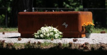 В Риге на церковном дворе открыт «Сад душ» в память о мертворожденных детях