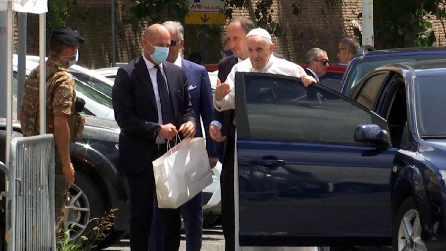 Папа Франциск покинул римскую больницу и вернулся в Ватикан