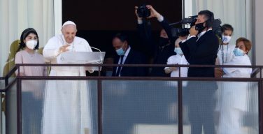 Папа Франциск впервые появился перед народом после операции