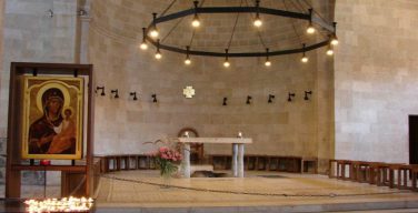 Украли крест: в Израиле осквернили алтарь католической церкви