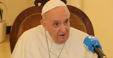 Папа, недавно перенесший операцию, сообщил, что жив благодаря медбрату