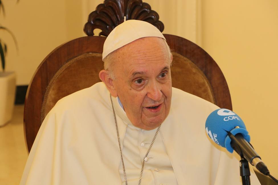 Папа, недавно перенесший операцию, сообщил, что жив благодаря медбрату