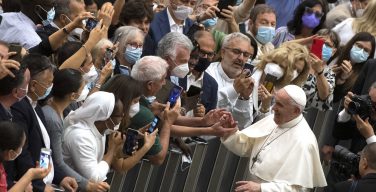В августе Папа возобновит общие аудиенции в Зале Павла VI