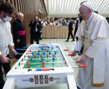Папа Франциск сыграл с верующим в настольный футбол (ФОТО)
