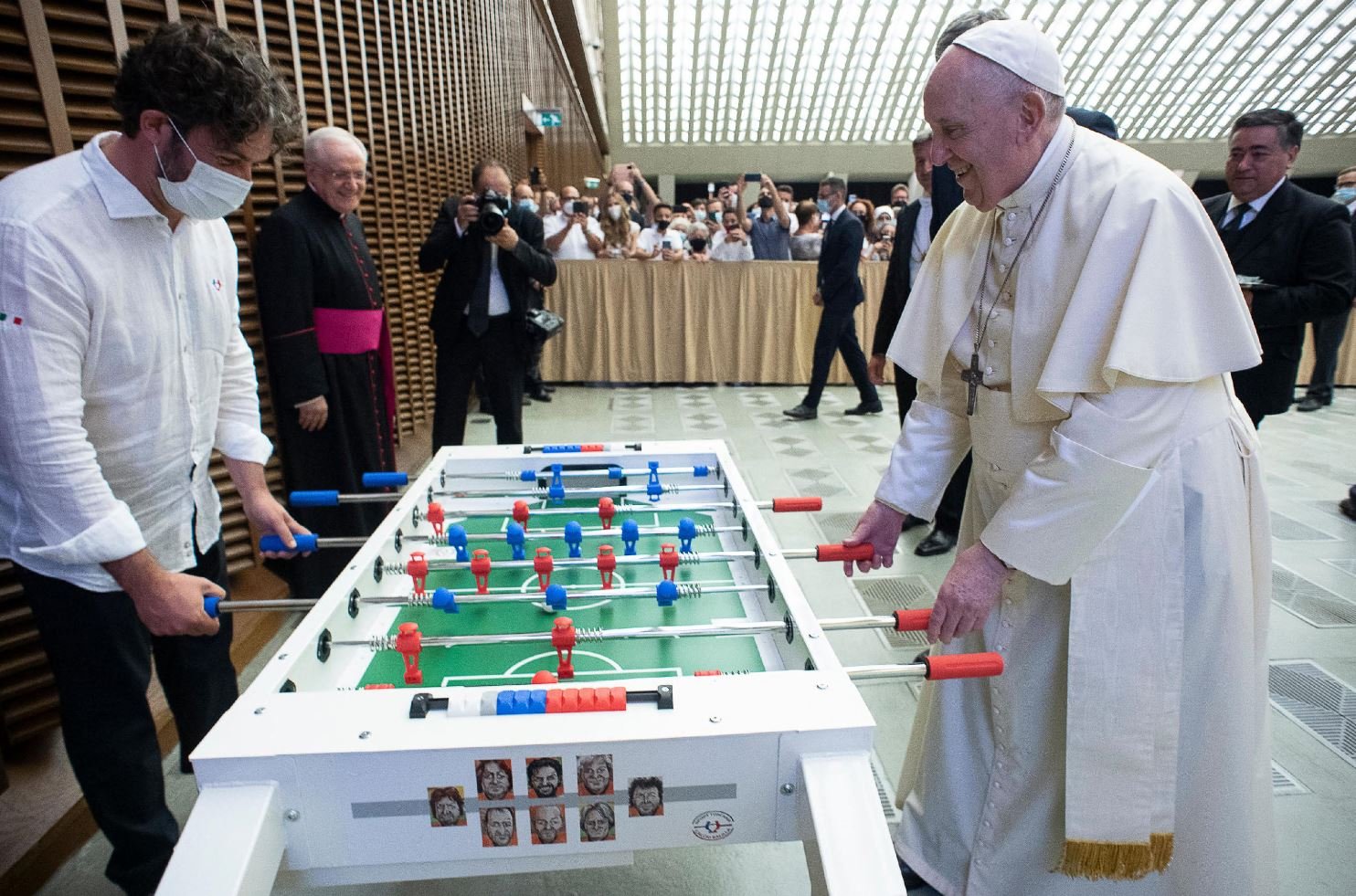 Папа Франциск сыграл с верующим в настольный футбол (ФОТО)
