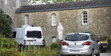 Подозреваемый в поджоге Нантского собора убил католического священника