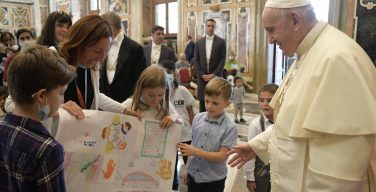 Папа встретился с благотворительной организацией Arché