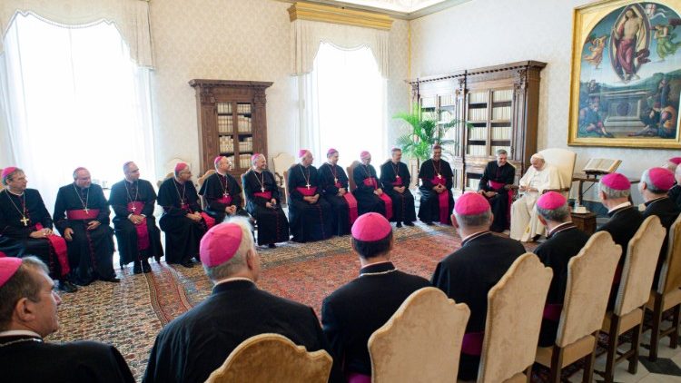 Папа Франциск два с половиной часа беседовал с французскими епископами