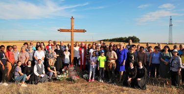 В день печального «юбилея» Владыка Иосиф Верт освятил мемориальный Крест на месте своего родового села Шенхен