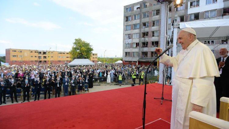 Папа Франциск в Кошице: встреча с цыганской общиной и с молодежью