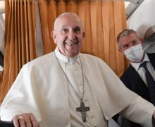 Папа Франциск на борту самолета ответил на вопросы о вакцинации, однополых браках и причащении политиков