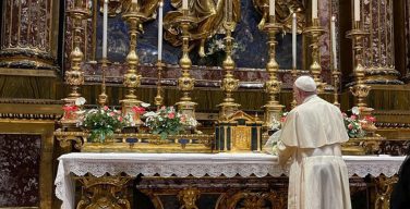 Папа Франциск помолился у иконы Пресвятой Богородицы за успех своего предстоящего паломничества в Венгрию и Словакию