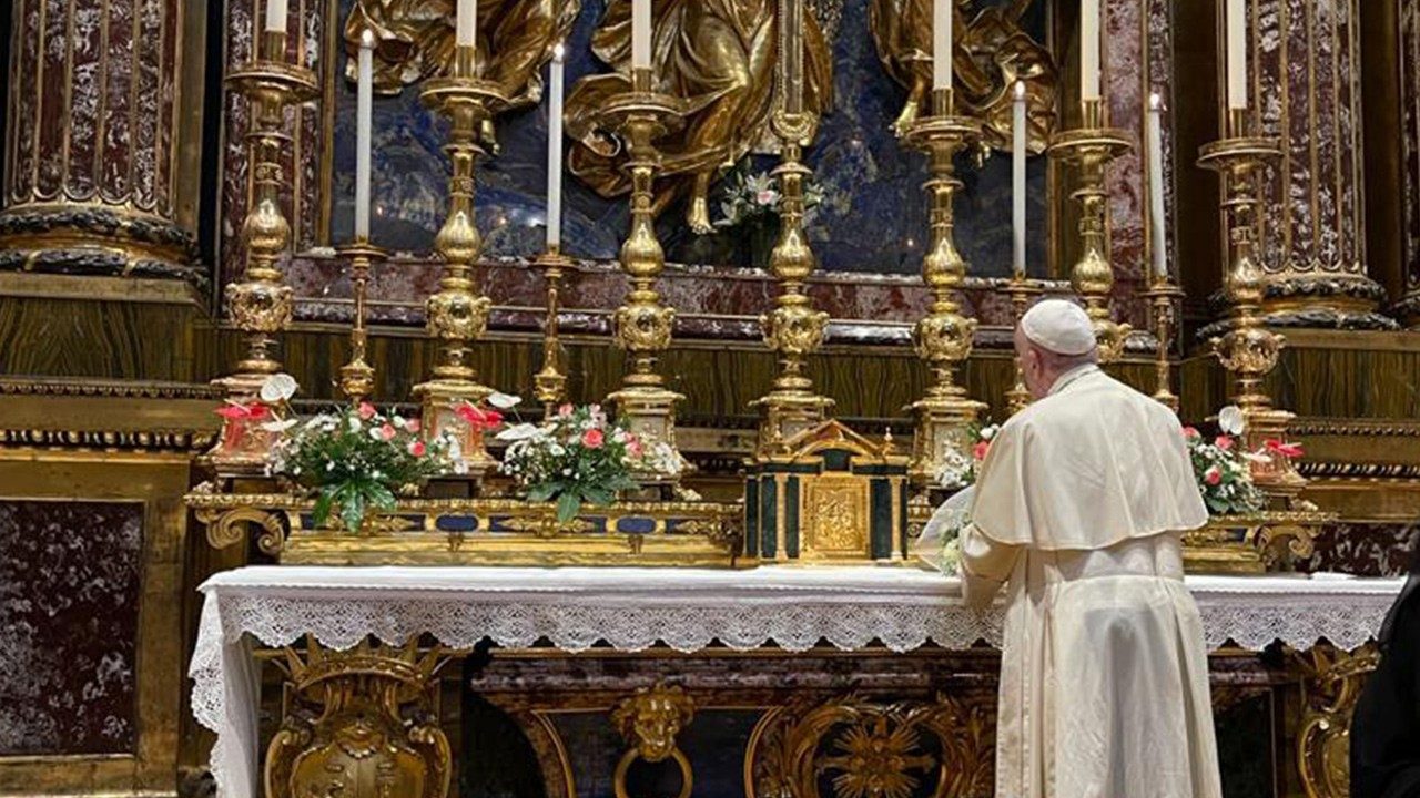 Папа Франциск помолился у иконы Пресвятой Богородицы за успех своего предстоящего паломничества в Венгрию и Словакию