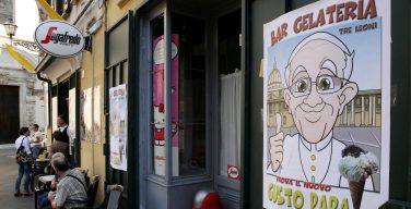 Папа Франциск отправил 15 тысяч порций мороженого заключенным двух римских тюрем