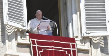 Папа на молитве Angelus: стремление к престижу может стать болезнью души