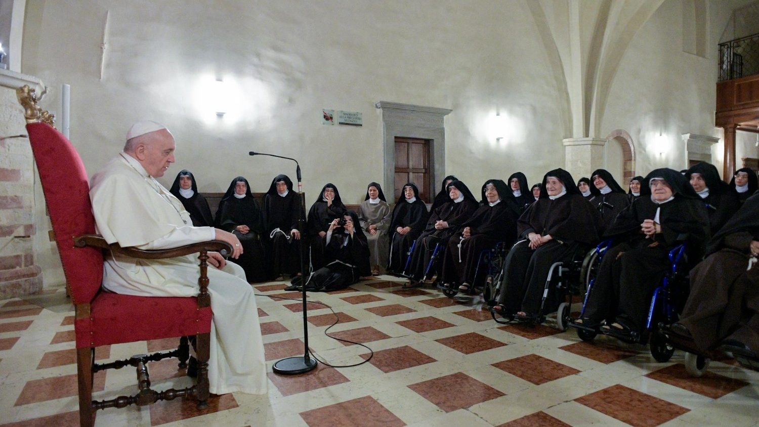 Папа – клариссам: «Вы несете на своих плечах проблемы и скорби Церкви»