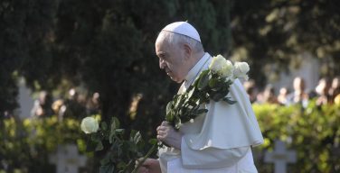Жизнь — не прогулка и не лабиринт, но путь. Папа совершил Мессу на Французском военном кладбище
