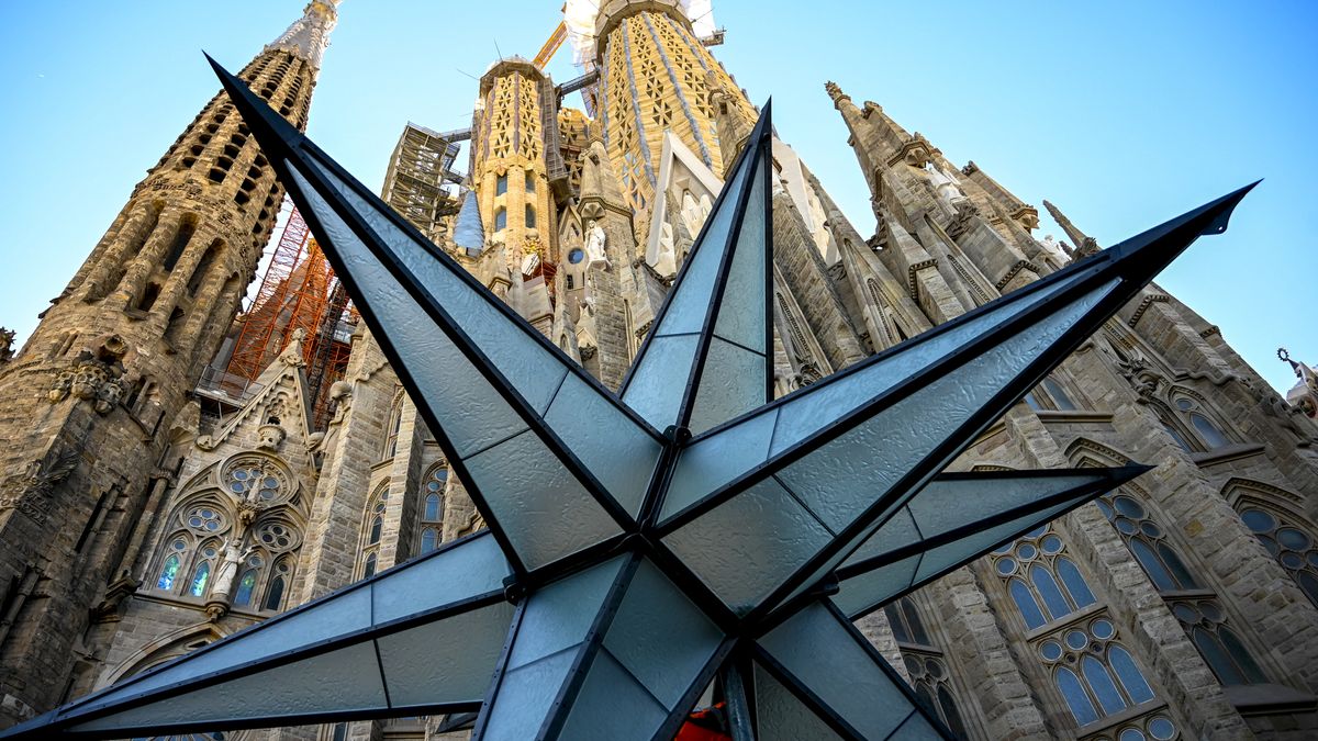 На втором по высоте шпиле собора Святого Семейства в Барселоне устанавливают 12-конечную звезду