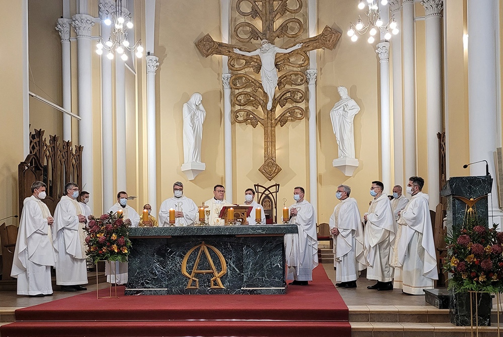 В Москве совершили Святую Мессу в честь 30-летия служения священнического братства св. Карла Борромео в России
