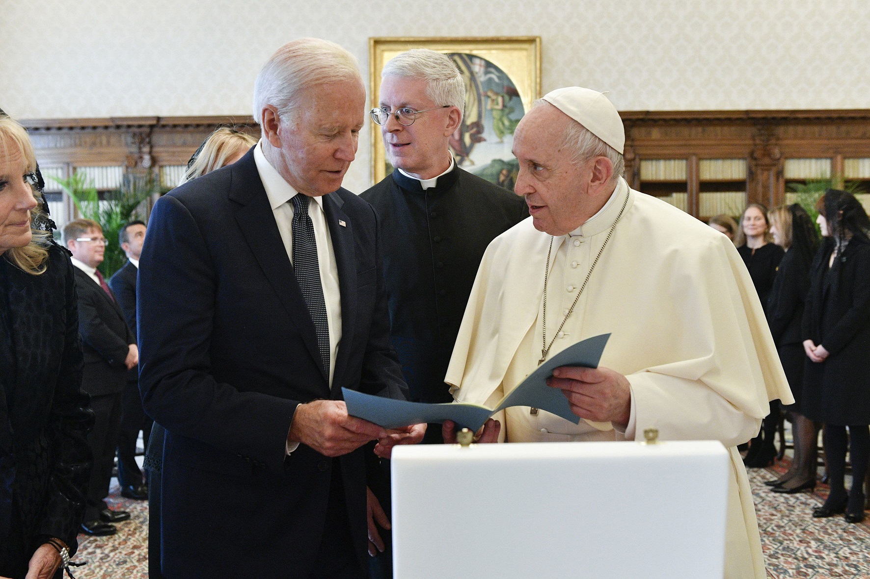 Глава ОВЦС: Байден нарушил дипломатический протокол после аудиенции с Папой Франциском
