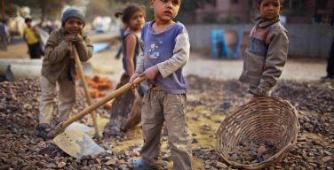 Папа призвал бороться с нищетой, чтобы искоренить детский труд