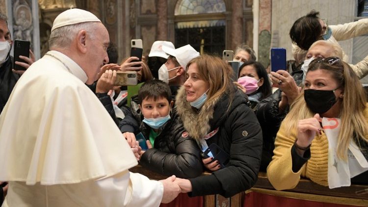 Папа: жертвы насилия должны быть защищены и выслушаны