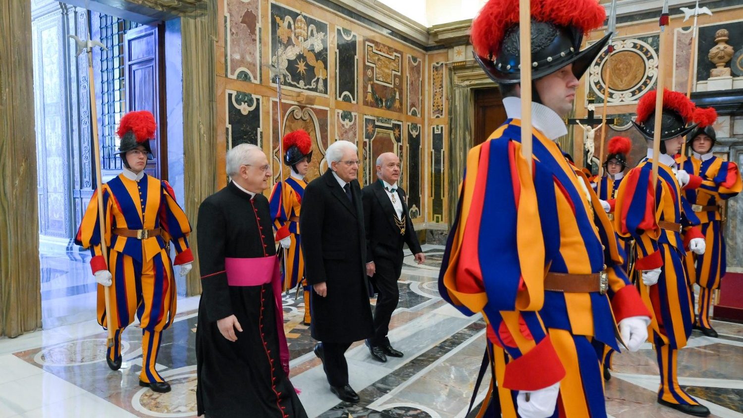 Папа принял президента Италии в связи с завершающимся сроком полномочий политика