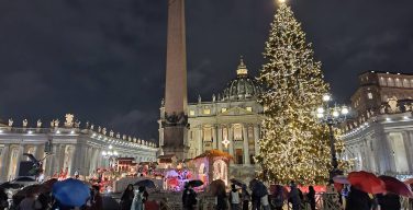 На площади Святого Петра в Ватикане зажгли огни на рождественской ели и открыли вертеп