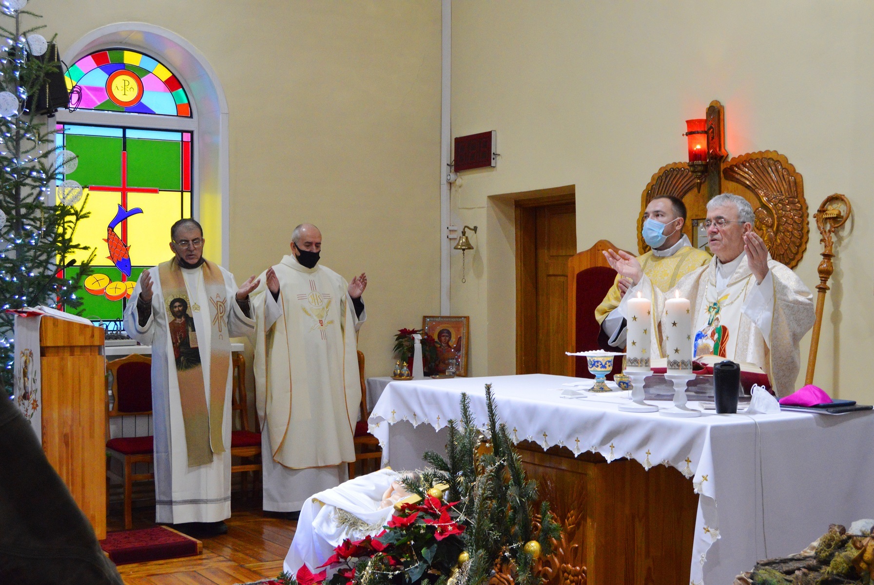 Рождество Христово и юбилей священства отца Коррадо Трабукки отпраздновали в приходе новосибирских францисканцев