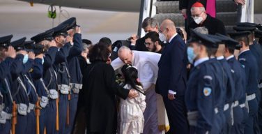 Папа Франциск прибыл в Грецию и встретился с истеблишментом страны