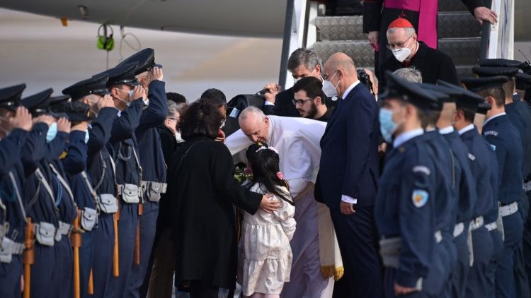 Папа Франциск прибыл в Грецию и встретился с истеблишментом страны