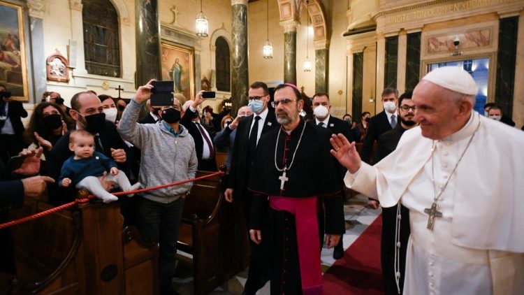 Папа Франциск призвал католиков Греции довериться Богу и не быть равнодушными