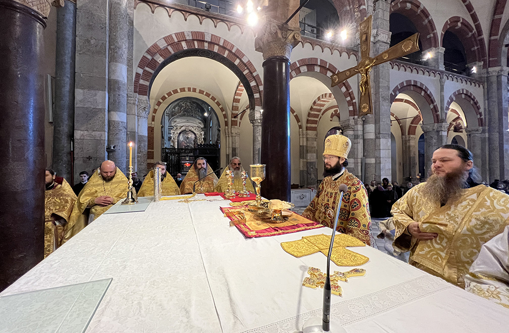 В день памяти св. Амвросия Медиоланского совершена православная литургия на его мощах