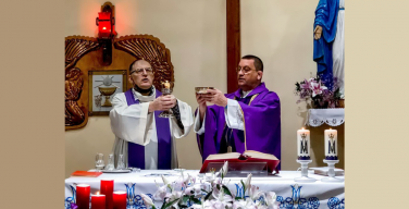 Отец Коррадо Трабукки, OFM, принимает поздравления с 50-летием священства