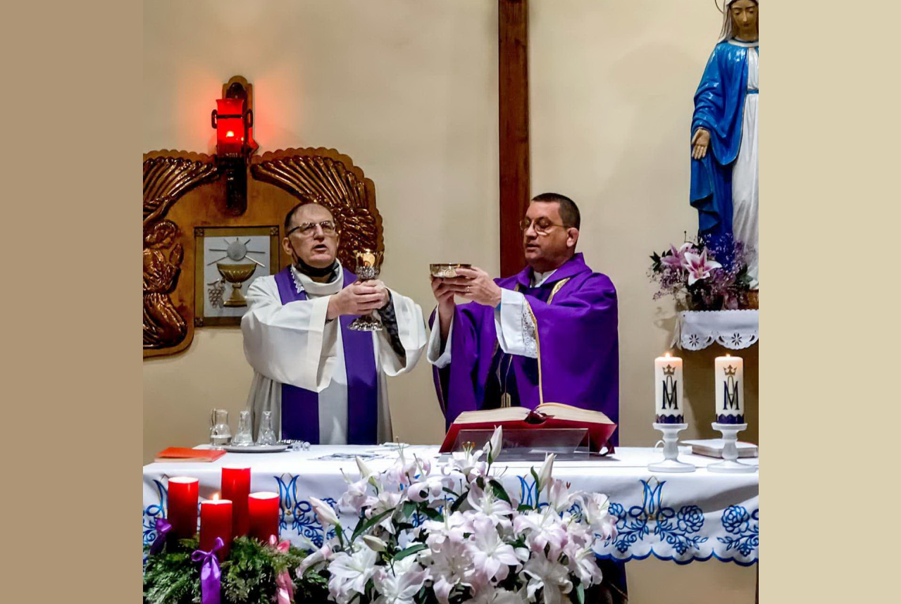 Отец Коррадо Трабукки, OFM, принимает поздравления с 50-летием священства
