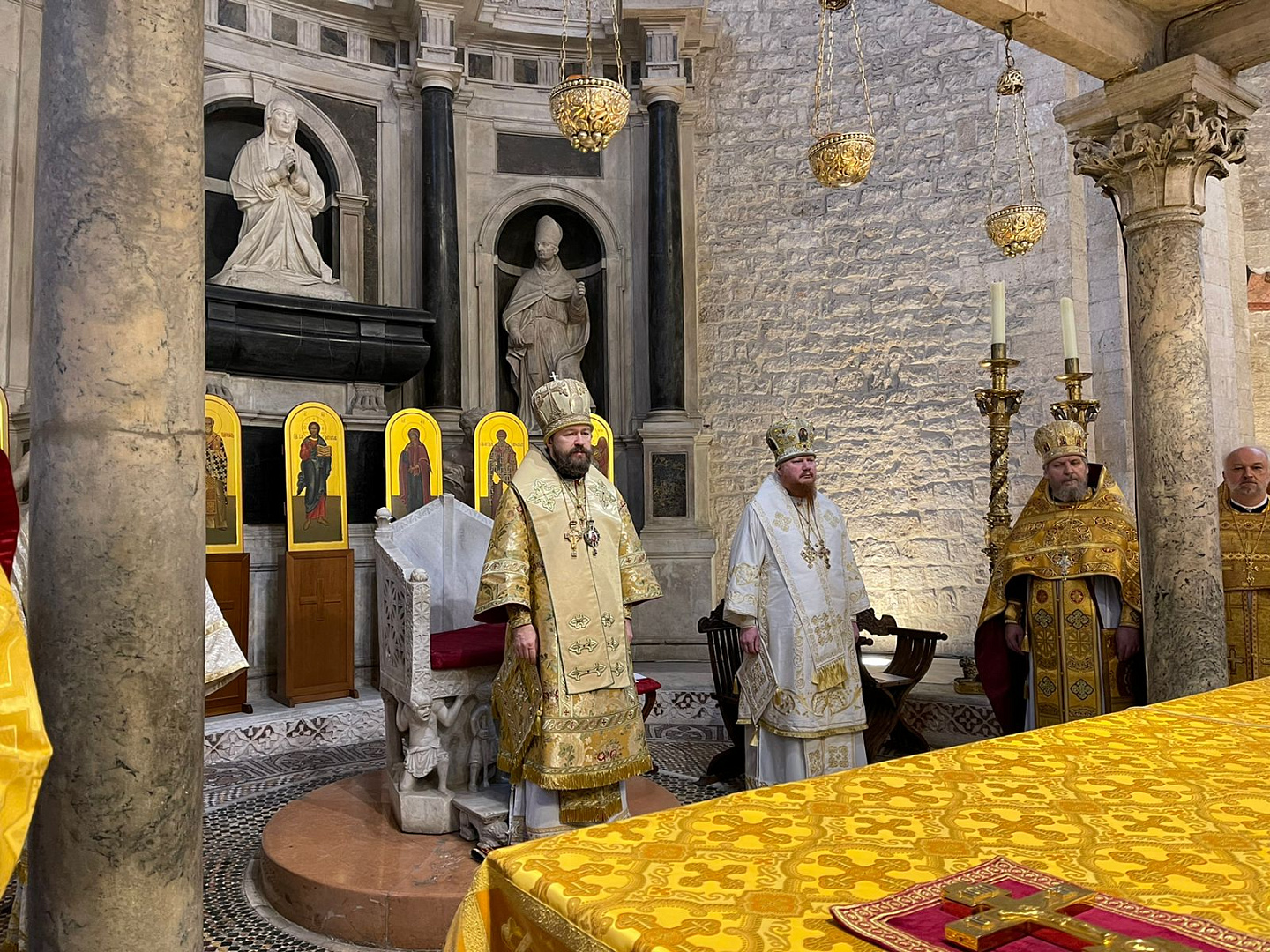 В Бари митрополит Иларион совершил литургию у мощей св. Николая и встретился с архиепископом Бари-Битонто