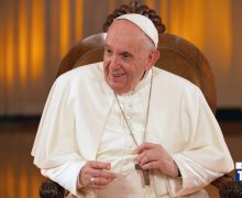 Папа: в Богородице Скорбящей созерцать достоинство униженной женщины
