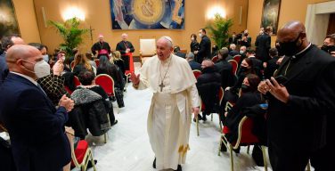 Рождественский концерт в Ватикане: Папа приветствовал артистов