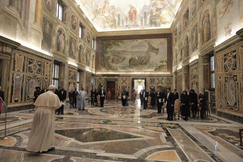 Папа встретился с послами при Святейшем Престоле