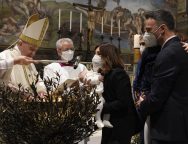 Папа преподал Таинство Крещения 16 младенцам (ФОТО)