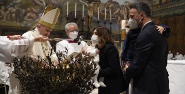 Папа преподал Таинство Крещения 16 младенцам (ФОТО)